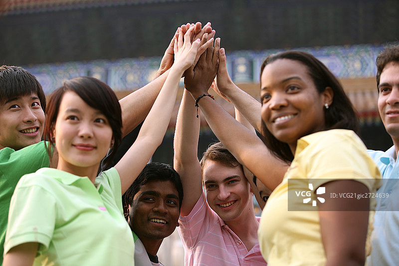 东西方人欢聚在故宫太庙图片素材