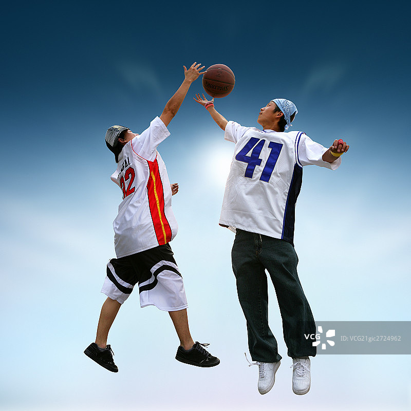 东方男孩打篮球图片素材