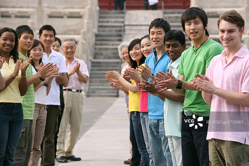 东西方人欢聚在故宫太庙图片素材