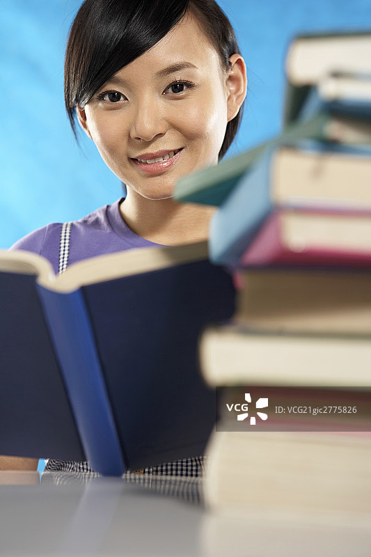 年轻女子与书籍图片素材