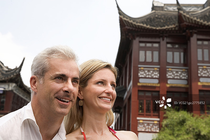 情侣在上海旅游图片素材