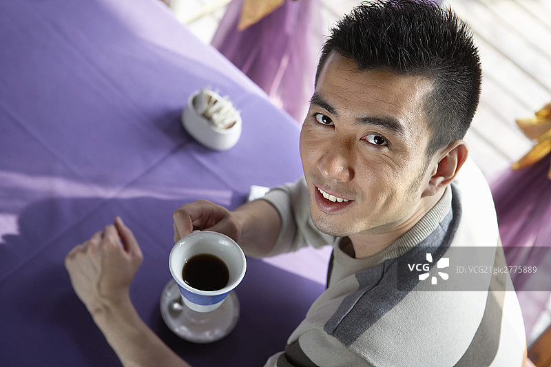 年轻男子喝咖啡图片素材
