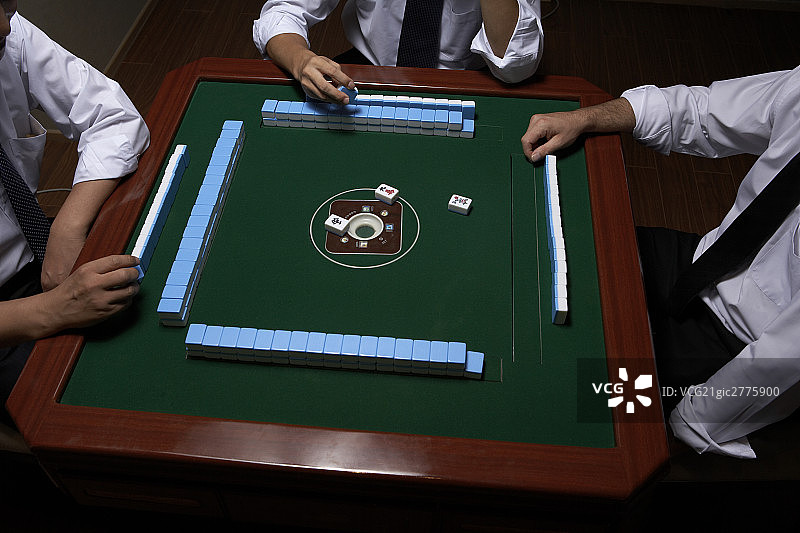商务人士打麻将图片素材