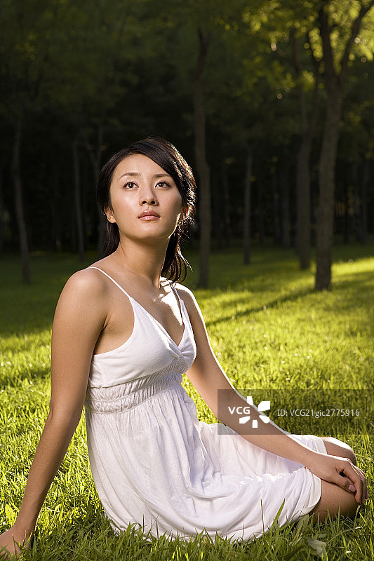 草地上的女子图片素材