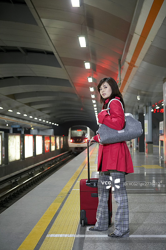 年轻女子等地铁图片素材