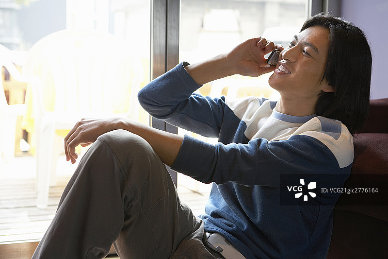 年轻男子打电话图片素材