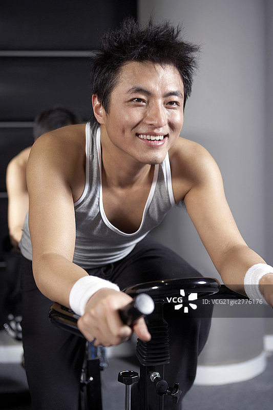 年轻男子锻炼图片素材
