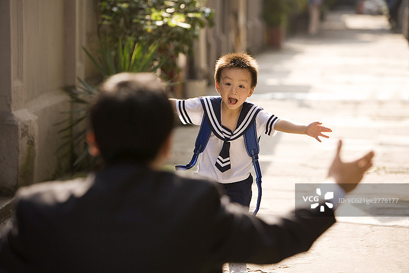 接孩子放学图片素材