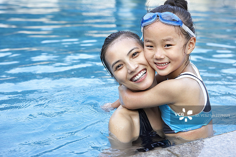泳池里的母女图片素材