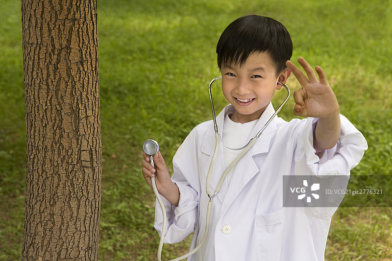 小男孩模仿医生图片素材
