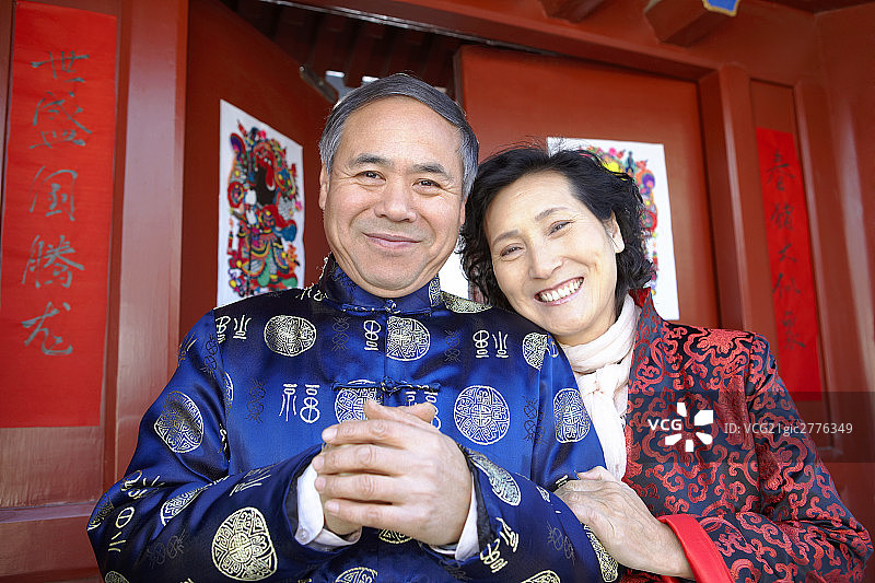 老年夫妇身着唐装拜年图片素材