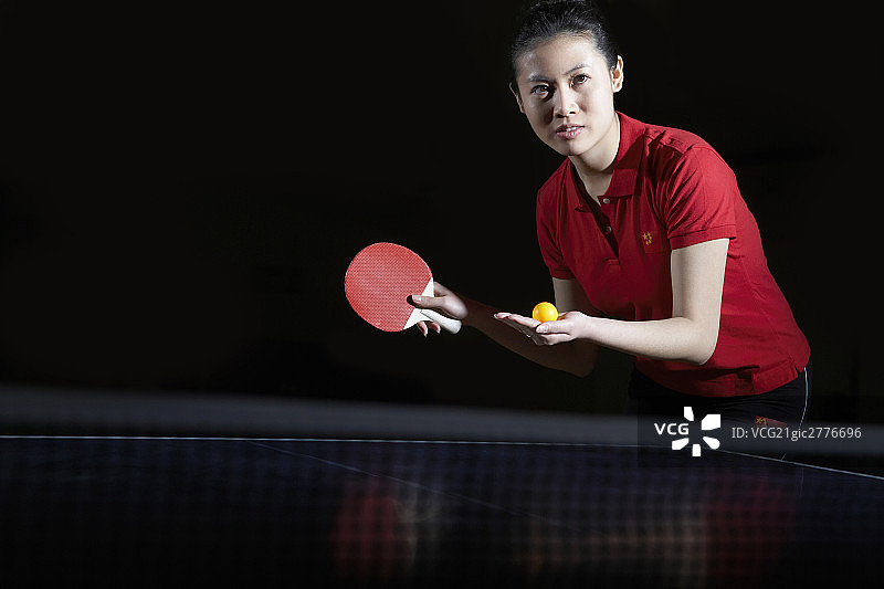年轻女子打乒乓球图片素材