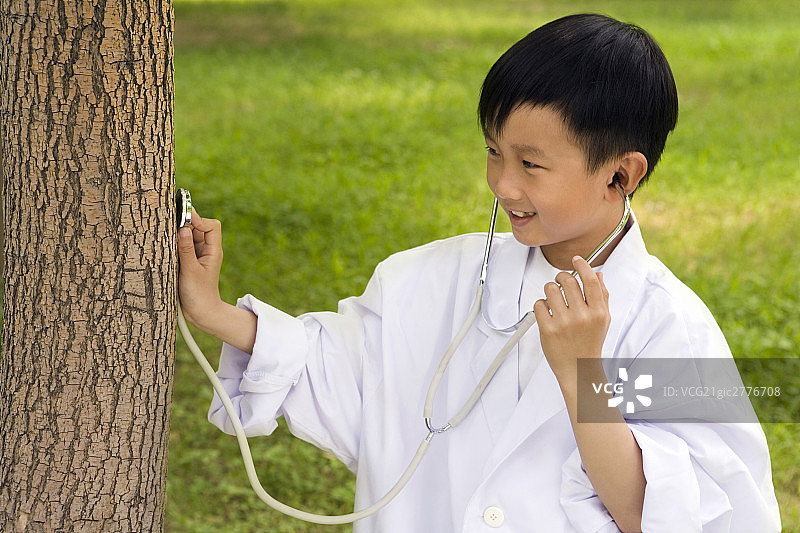 小男孩模仿医生图片素材