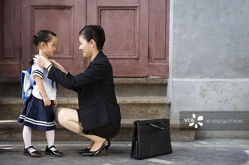 早上送孩子上学图片素材