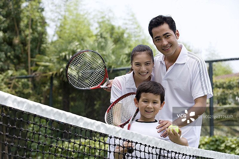 一家三口在网球场图片素材