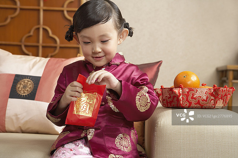 快乐小女孩过新年图片素材