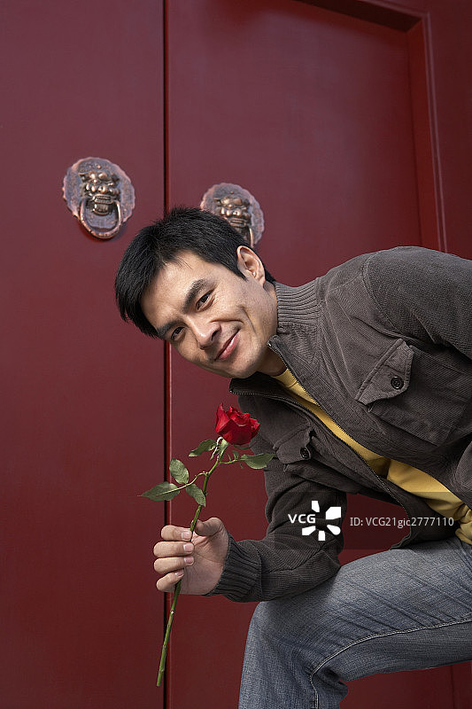 年轻男子和玫瑰图片素材