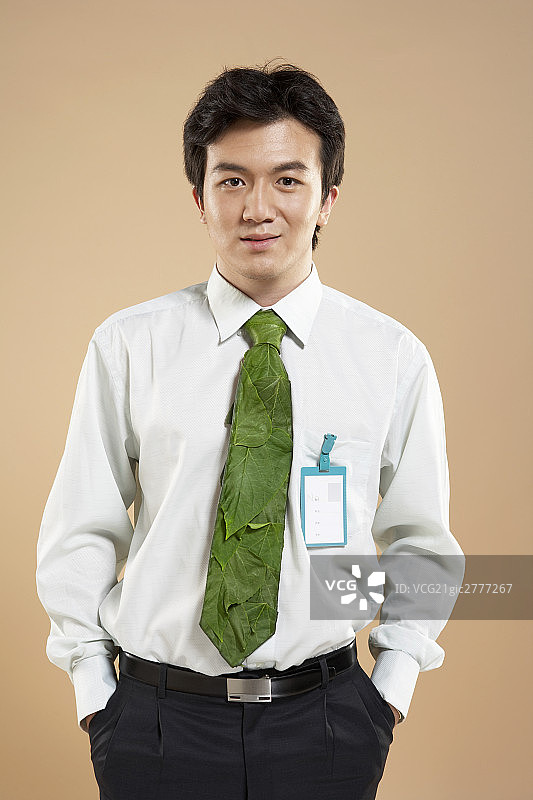 年轻男子和环保领带图片素材