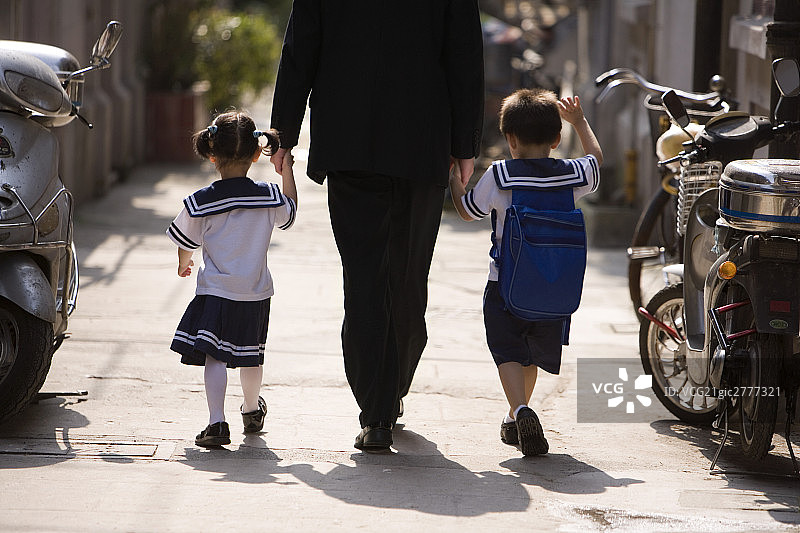 接孩子放学图片素材