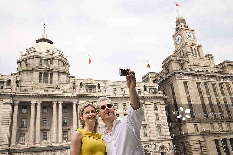 情侣在上海旅游图片素材