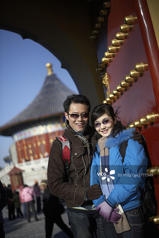 年轻夫妇在天坛图片素材