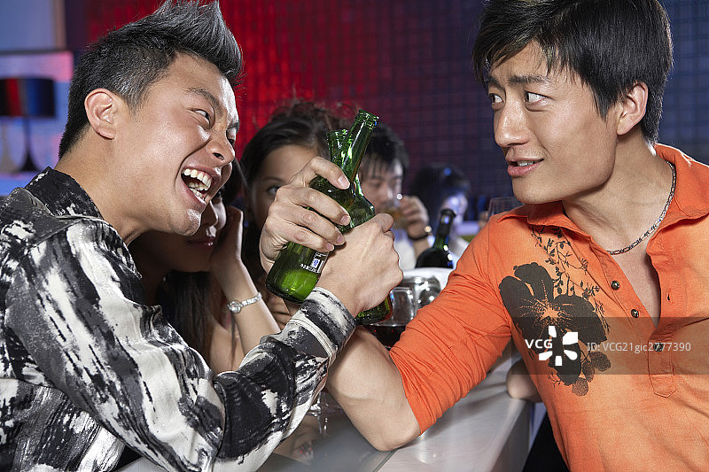 年轻朋友们在酒吧拼酒图片素材