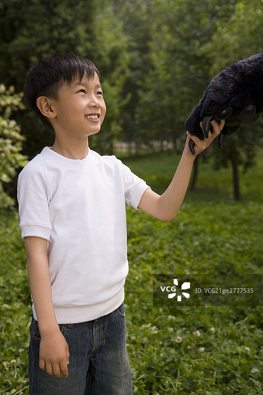 小男孩和熊爪图片素材