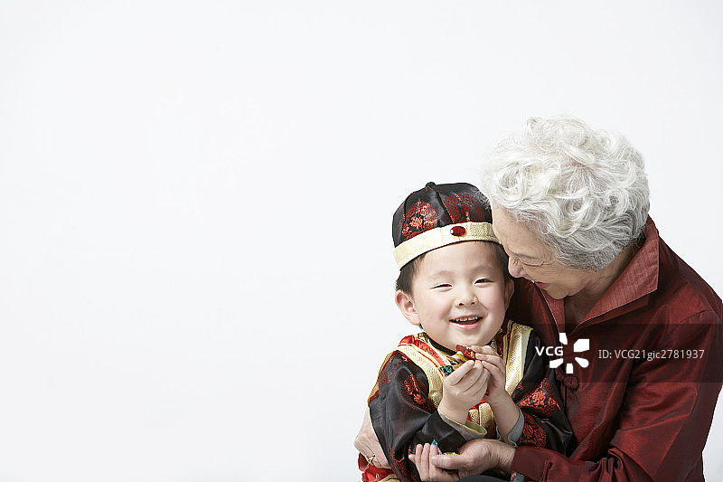 奶奶搂着孙子图片素材