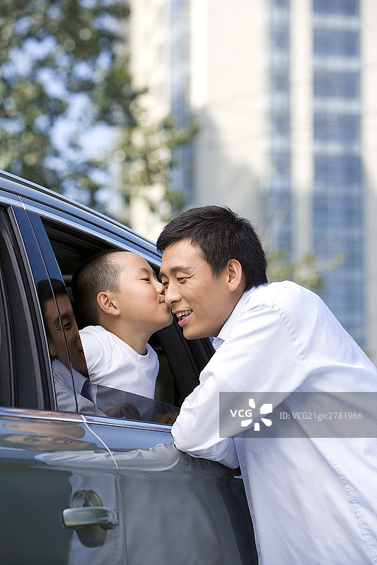 孩子探出车窗外亲吻爸爸图片素材