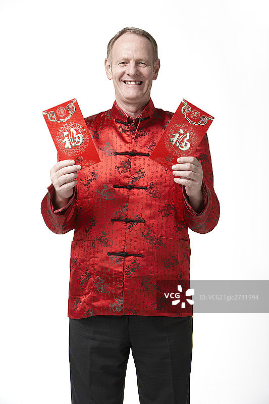 外国朋友穿新年服饰送红包图片素材