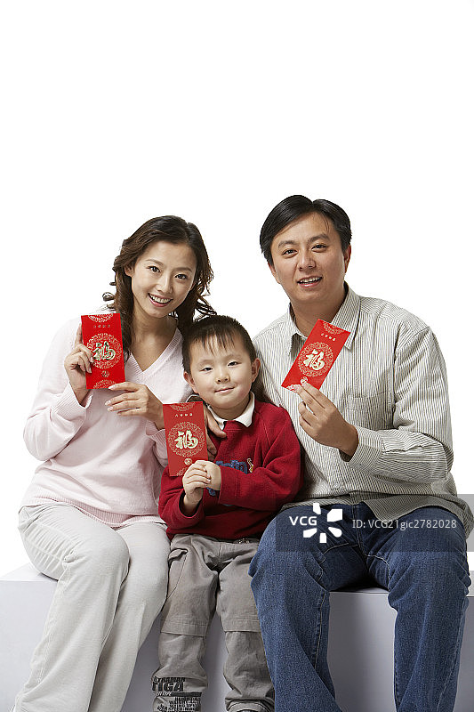 一家三口拿红包笑图片素材