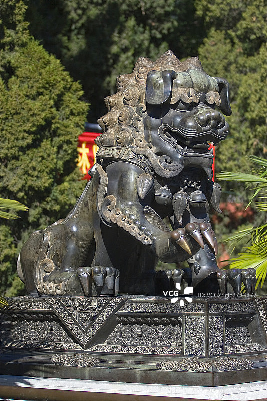 北京香山大门前的青铜狮子图片素材