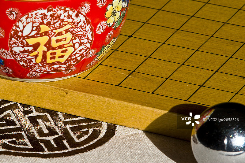 中国象棋棋盘、罐子、揉手球图片素材
