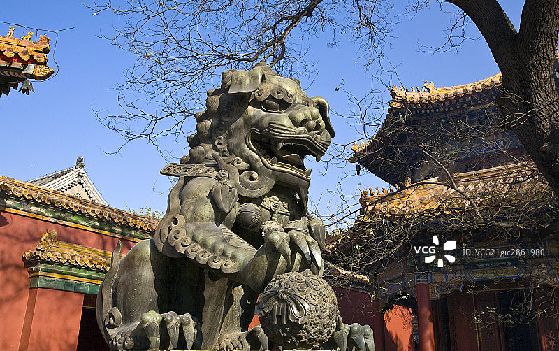 雍和宫正殿门前青铜狮子图片素材
