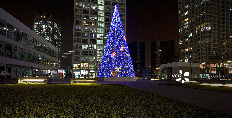 北京CBD夜景街头圣诞树图片素材