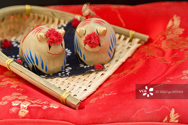 传统泥塑贺岁牛图片素材