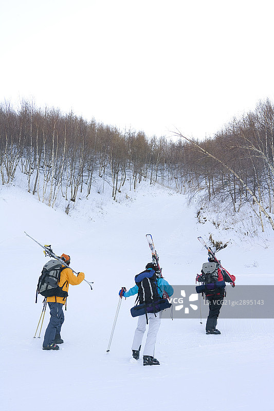 在雪地行走的年轻人图片素材
