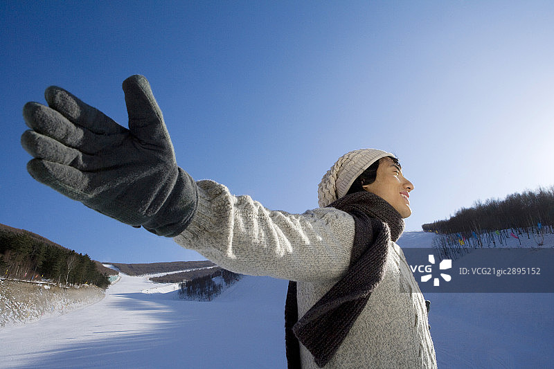 雪地上的年轻男子图片素材