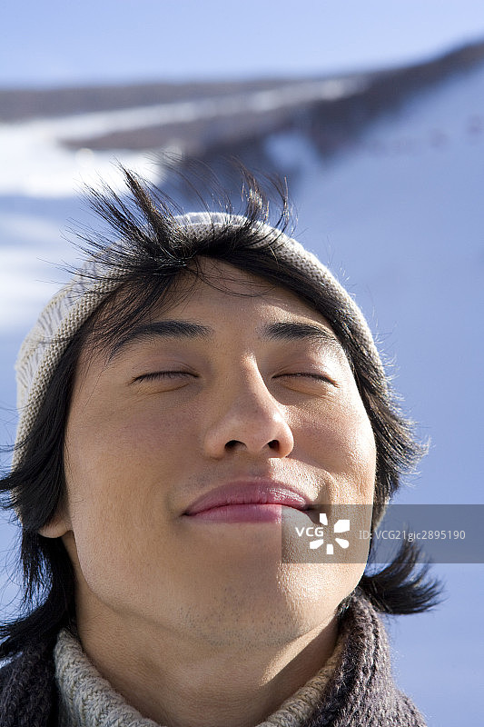 雪地上的年轻男子图片素材