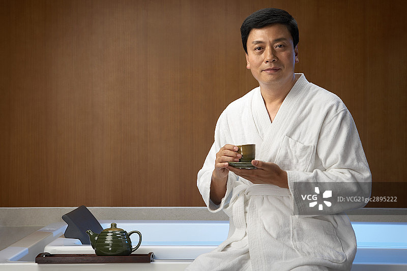 男子喝茶休闲图片素材