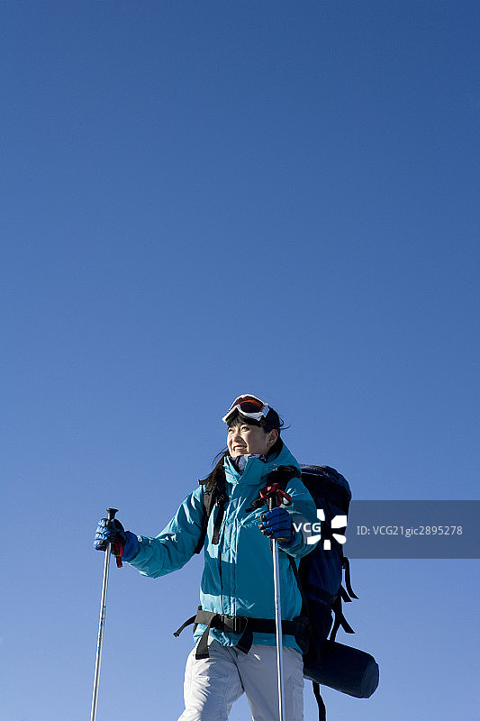 在雪地行走的年轻女子图片素材
