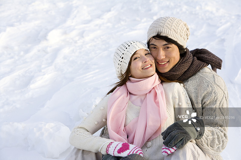雪地上的年期情侣图片素材