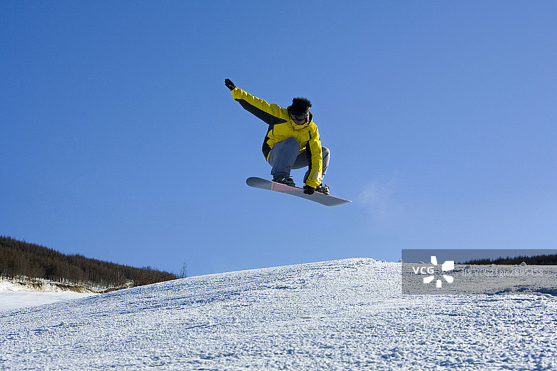 滑雪的年轻男子图片素材