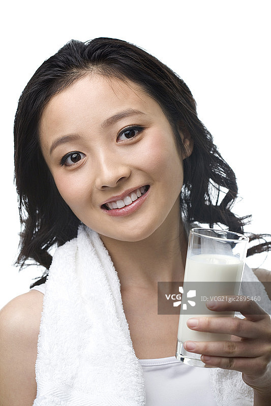 年轻女子和牛奶图片素材