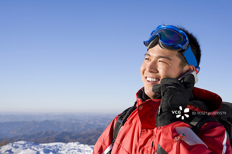 雪地上的男子打电话图片素材