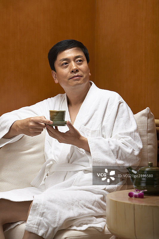 男子喝茶休闲图片素材