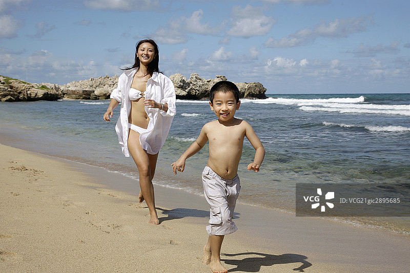 东方母子海边跑图片素材