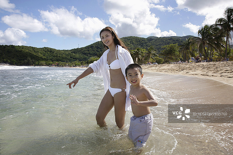 东方母子海边玩图片素材