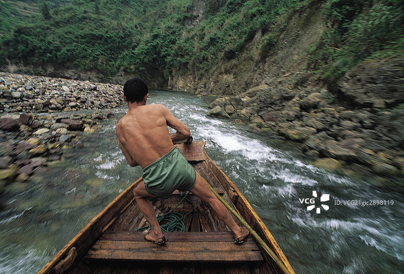 湖北神农溪上的船夫图片素材