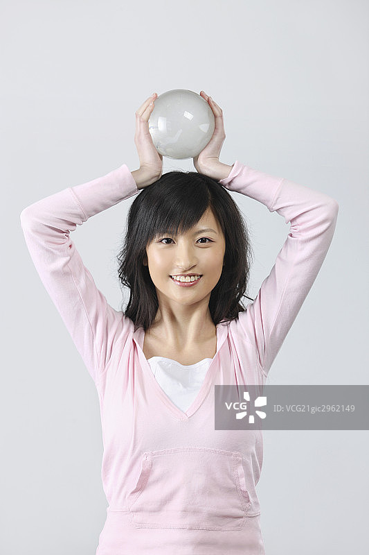 东方女人手捧地球模型图片素材